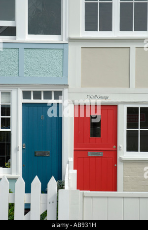 Nahaufnahme von zwei terrassenförmig angelegten Häuser mit roten und blauen Türen Whitstable Kent Stockfoto