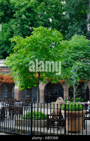 Straßencafé in Holland Park Kensington London England Stockfoto