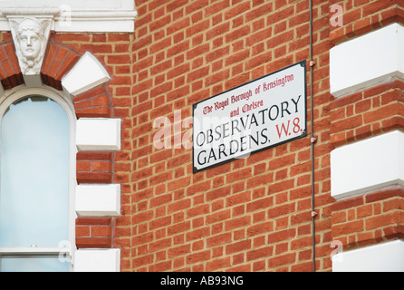 Nahaufnahme eines Wohngebäudes und Straßenschild im Observatorium Gardens Kensington London Stockfoto