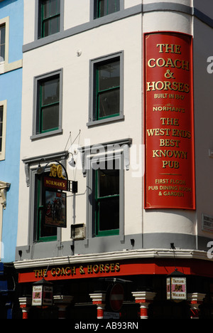 Coach und Pferde Pub in Greek Street Soho in London. Das West End bekannteste Pub nach dem Schild. Stockfoto