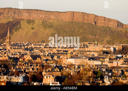 Blick auf Salisbury Craggs aus Blackford Hill Stockfoto