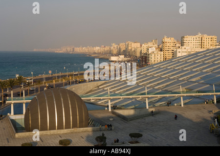 Die Bibliotheca Alexandrina und das Planetarium an der Corniche, Alexandria, Ägypten Stockfoto