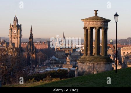 Blick auf Edinburgh vom Calton Hill in den frühen Morgenstunden Stockfoto