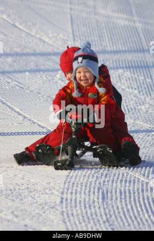 zwei Mädchen und Bob-Schlitten, Finnland, Lappland, Ruka Stockfoto