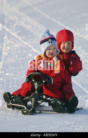 zwei Mädchen und Bob-Schlitten, Finnland, Lappland, Ruka Stockfoto