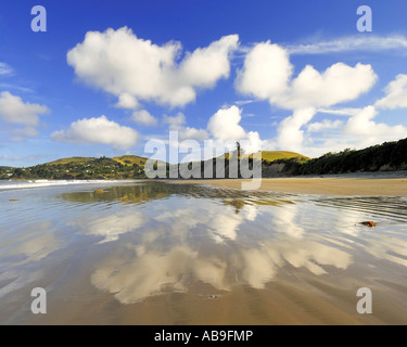 Wolken spiegeln am Sandstrand, Moeraki, Otago, Neuseeland und Pazifik Stockfoto