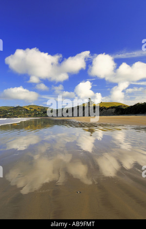 Wolken spiegeln am Sandstrand, Moeraki, Otago, Neuseeland und Pazifik Stockfoto
