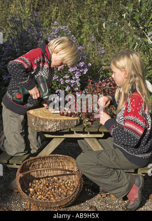 gemeinsamen Pferd Kastanie (Aesculus Hippocastanum), Kinder basteln mit Kastanien Stockfoto