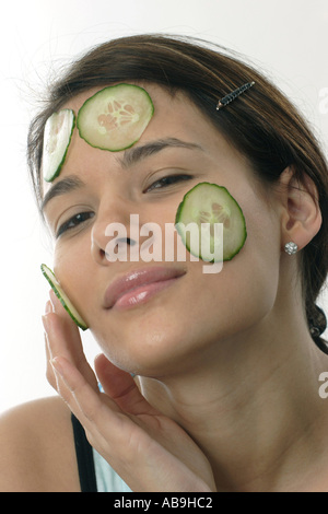 Frau mit Gurken-Maske. Stockfoto