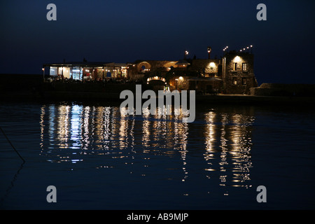 Die Fortezza Restaurant in der Nacht von den alten venezianischen Hafen in Chania, Kreta, Griechenland Stockfoto
