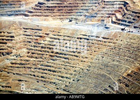 Kennecott Mine Website LKW und Kugeln tief im Inneren öffnen Pit Mine. Ansicht von oben. Utah. Stockfoto