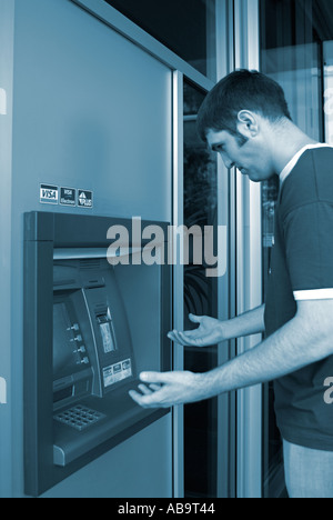 ATM Cashpoint frustriert Mann, nachdem die Maschine seine Karte nimmt Stockfoto