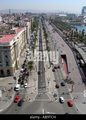 Luftaufnahme der Straße am Port Vell, Barcelona, Spanien. Stockfoto