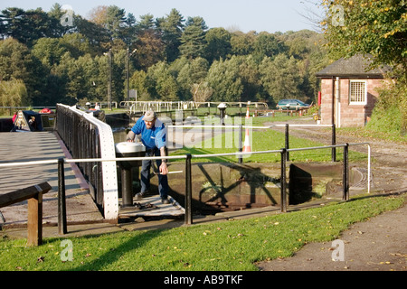 Schleusenwärter Betriebs Drehbrücke über Vale Royal Schlösser an der Fluss-Weber Stockfoto