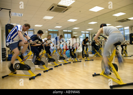 Spinning-Klasse in einem Health Club studio Stockfoto