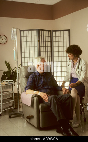 Ärztin behandelnden senior männlicher Patient mit IV Stockfoto