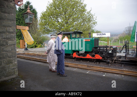 Schmalspur-Diesel-Zug genannt Moelwyn an der Minfford Station in North Wales wieder Eisenbahn 50. Jahrestag 2005 Stockfoto