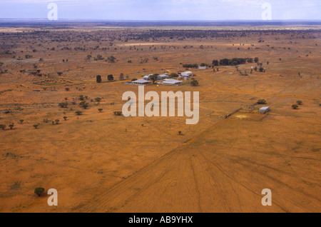 Luftaufnahme der Schafe Bahnhof Gehöft in der Nähe von Broken Hill New South Wales Australien horizontal Stockfoto