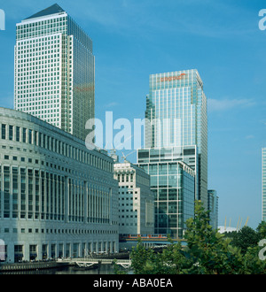 1 Canada Square Tower und der HSBC Tower in Canary Wharf von den Heron Quays in den Londoner Docklands im Jahr 2003 aus gesehen Stockfoto