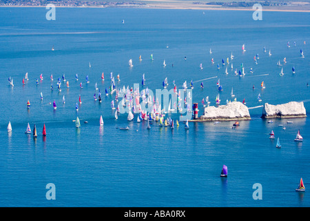 Luftaufnahme. Yachten mit einem Segelboot um die Nadeln Leuchtturm, Isle Of Wight. VEREINIGTES KÖNIGREICH.  Jährliche Round the Island Race. Stockfoto