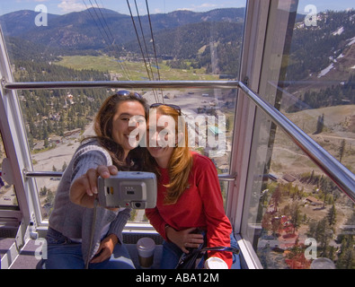 Zwei Frauen Foto von sich mit Seilbahn fahren von Squaw Valley Village zum High Camp Squaw Valley Kalifornien Stockfoto