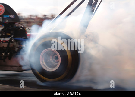 Reifen Rauch aus einem Dragster bei die Fahrer-Etagen das Gaspedal hausieren und blast off schnelles Auto Geschwindigkeit Beschleunigung schnell beschleunigen Stockfoto