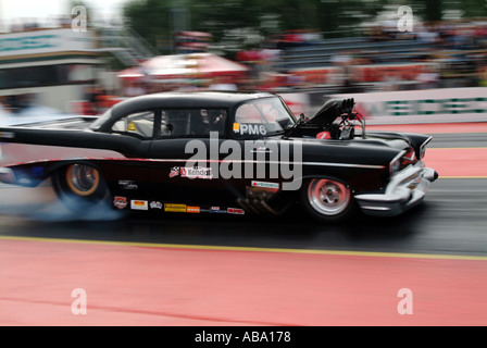 1957 Chevrolet Chevrolet Burnout Dragster am Mantrop Park Dragstrip in Schweden Kompressor schnelles Auto beschleunigen Geschwindigkeit Beschleunigung schnell Stockfoto