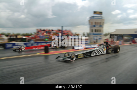 Andy Carter Rennen Finnlands Anita Makela bei Alastro Dragstrip in Finnland Bekanntmachung die Chassis-Verzerrung auf Andys rotes Auto Stockfoto