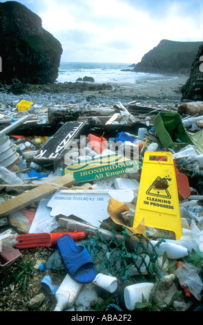 Strandgut am Strand Pembrokeshire Nationalpark Wales UK Vereinigtes Königreich GB Großbritannien Europa Stockfoto