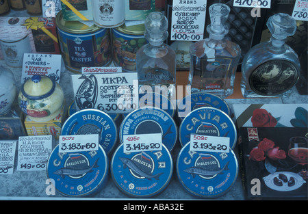 Kaviar, Wodka, Tee und Schokolade in einem Schaufenster am Nevsky Prospekt, St. Petersburg, Russland Stockfoto