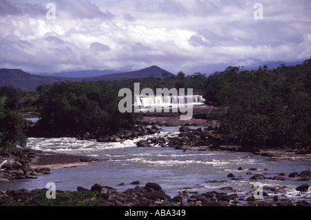 2002 Venezuela einen Blick auf die Gran Sabana, eine exponierte ökologisch sensiblen Bereich des Landes mit Wasserfällen und Bergen unterbrochen Stockfoto