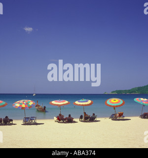 Blick auf Patong Beach mit Linie der Sonne Schirme auf dem Sand Phuket-Süd Thailand Stockfoto