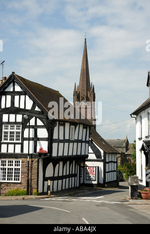 Das Red Lion Hotel und St. Peter und St. Paul Kirche Weobley Stockfoto