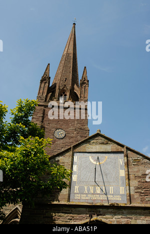 Eine Sonnenuhr an der Kirche St. Peter und St. Paul, Weobley, Herefordshire. Stockfoto