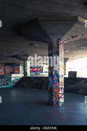 Graffiti unter der Queen Elizabeth Hall an der Southbank London England Stockfoto