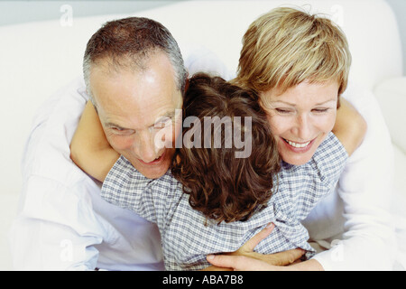 Junge umarmt Großeltern Stockfoto