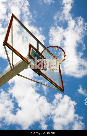 Basketballkorb und Rückwand gegen blauen Himmel, niedrigen Winkel Ansicht Stockfoto