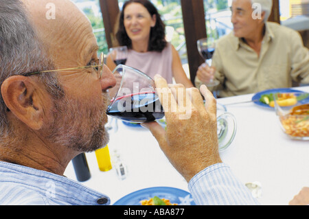 Freunde, die gemeinsam essen Stockfoto