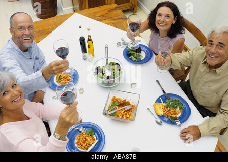 Freunde, die gemeinsam essen Stockfoto