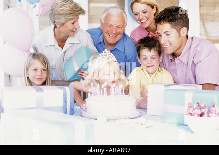 Mädchen, die Kerzen ausblasen Stockfoto