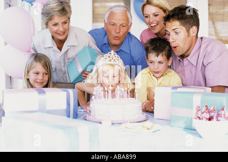 Geburtstagskind bläst die Kerzen Stockfoto
