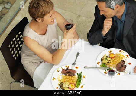 Mann und Frau, die ein romantisches Essen Stockfoto