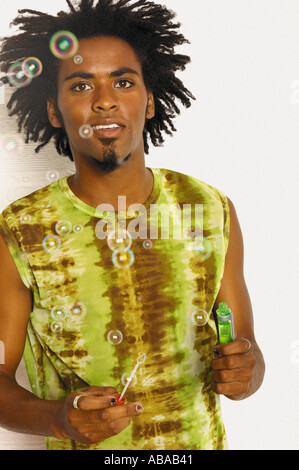 Mann bläst Seifenblasen Stockfoto