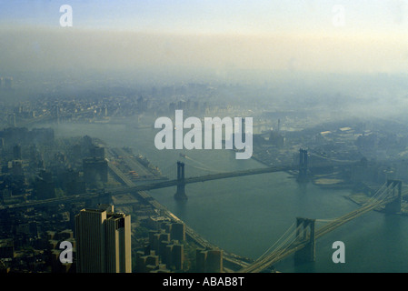 New York USA Pollution Over City - Brooklyn Bridge mit der Manhattan Bridge und Williamsburg Bridge hinter dem East River Stockfoto