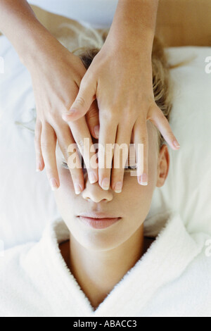 Frau empfangende Gesichtsmassage Stockfoto