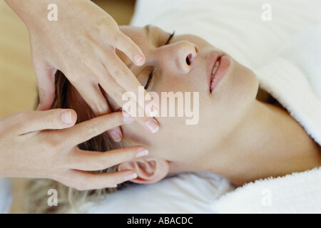 Frau empfangende Gesichtsmassage Stockfoto