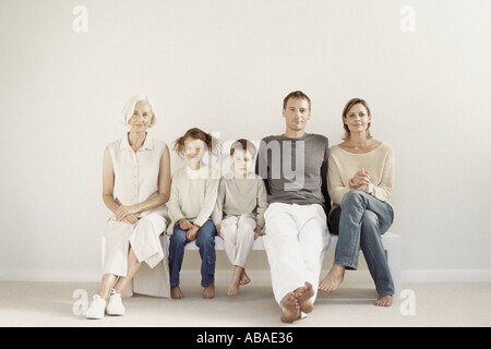 Familie sitzen in einer Reihe Stockfoto