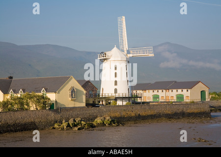 Weiße Mühle am Ufer Flusses in Tralee, County Kerry, Irland. Stockfoto