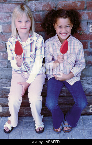 Mädchen, Eis essen Stockfoto