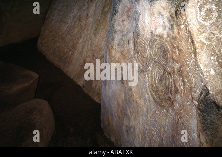 Triskele-Symbol an der Wand Newgrange Passage Grab prähistorische Stätte Co Meath Irland Stockfoto